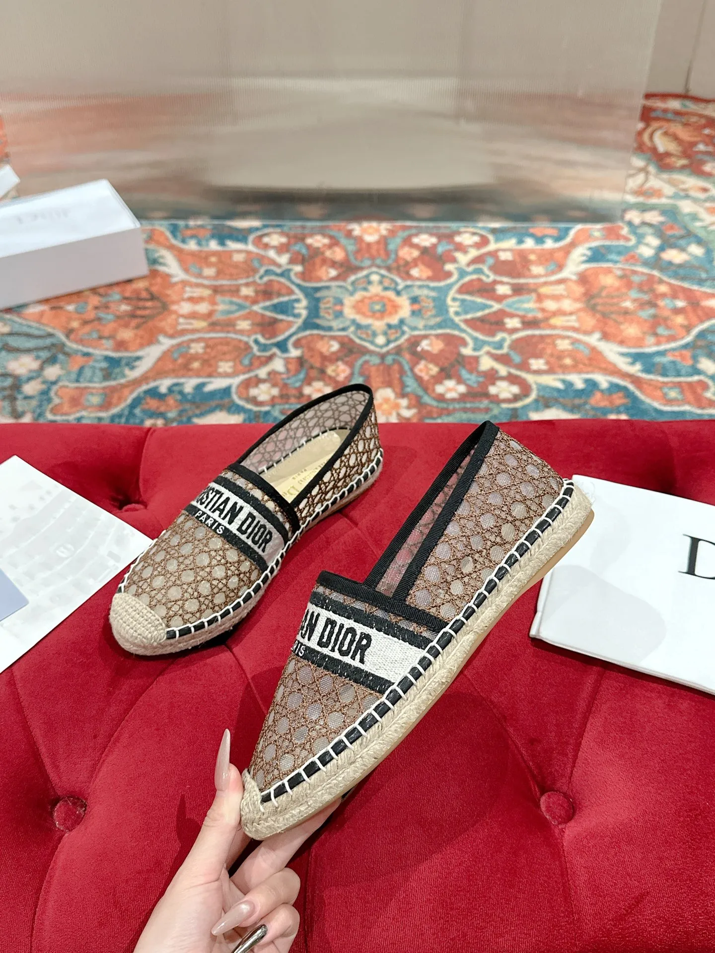 👟👟Ex-factory price 440👟👟 Dior DIOR's new popular early spring fisherman shoes 🆕 Simple, elegant and fashionable, timeless and timeless, it is a classic that will never fade away in the fashion circle, retro fisherman shoes. Original hand-woven surface, electric embroidery technology! Specific cloth surface and rubber outsole. Code number: 35-39 (40.41 customized, non-refundable)